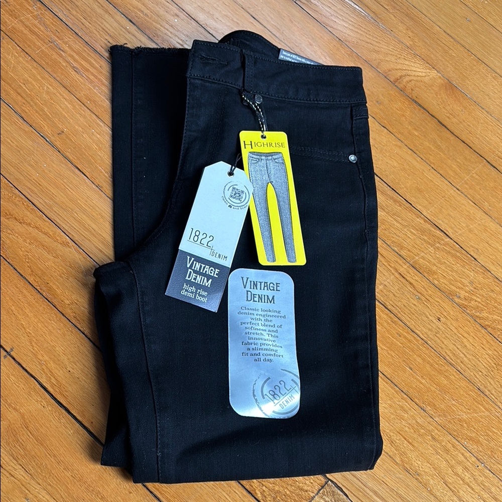 1822 Denim Black Skinny Jeans Sleek and Modern